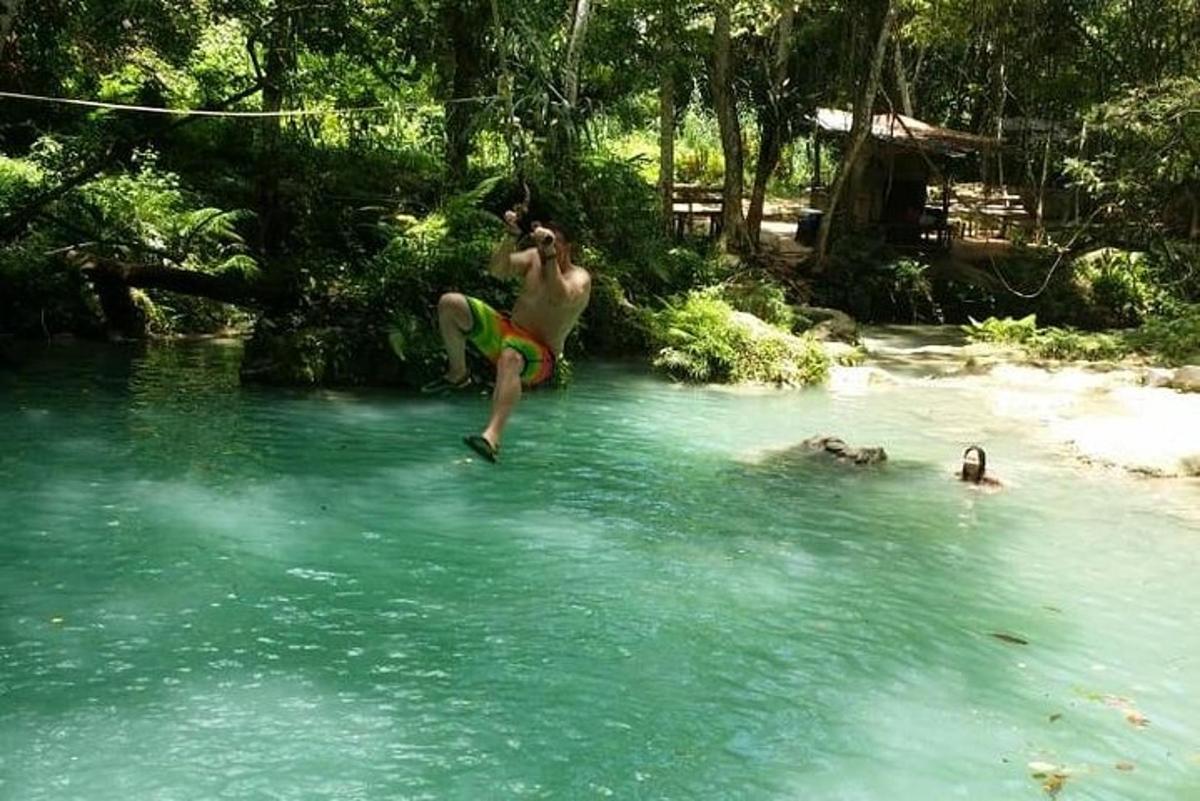 Un hombre parado en el agua de un río.