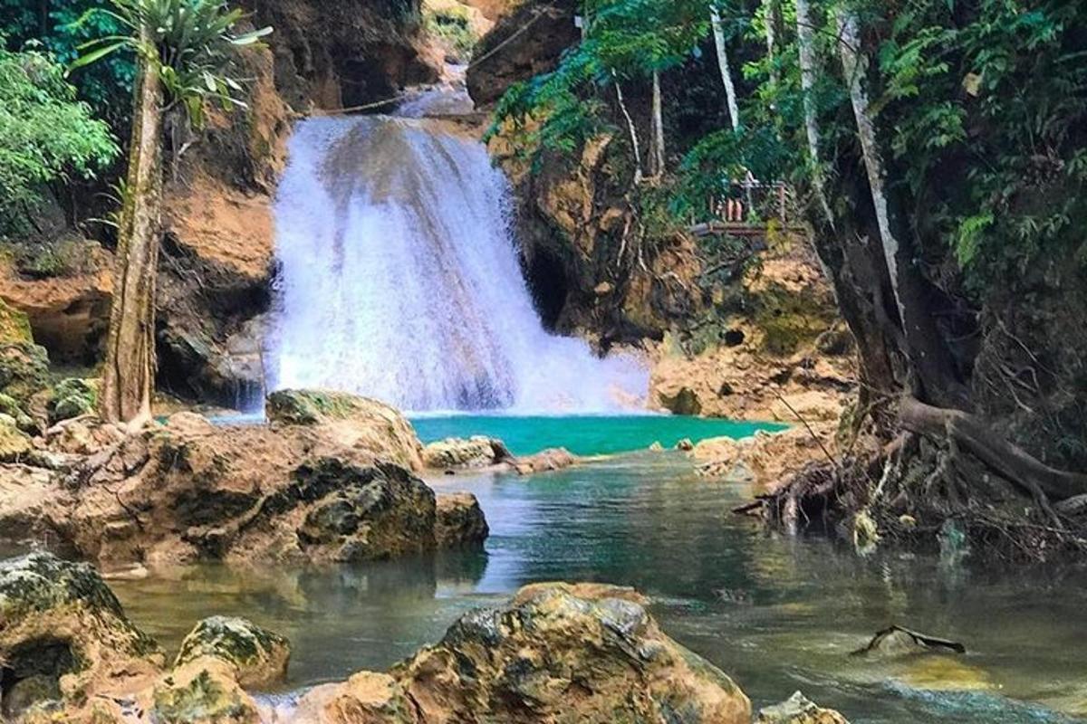 una cascada frente a un estanque de agua