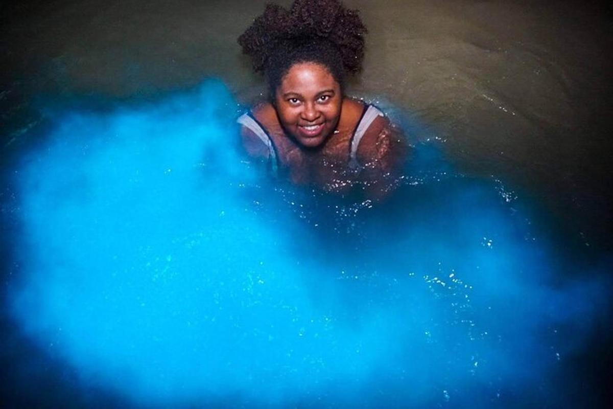 ein Mann in einer Badewanne mit blauem Wasser
