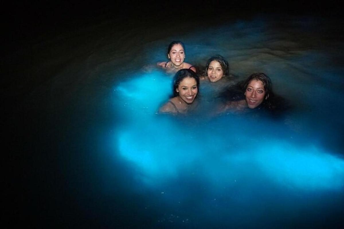 eine Gruppe von Menschen, die in einer Badewanne schwimmen