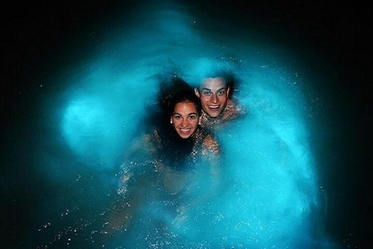 ein Mann und eine Frau liegen im Wasser