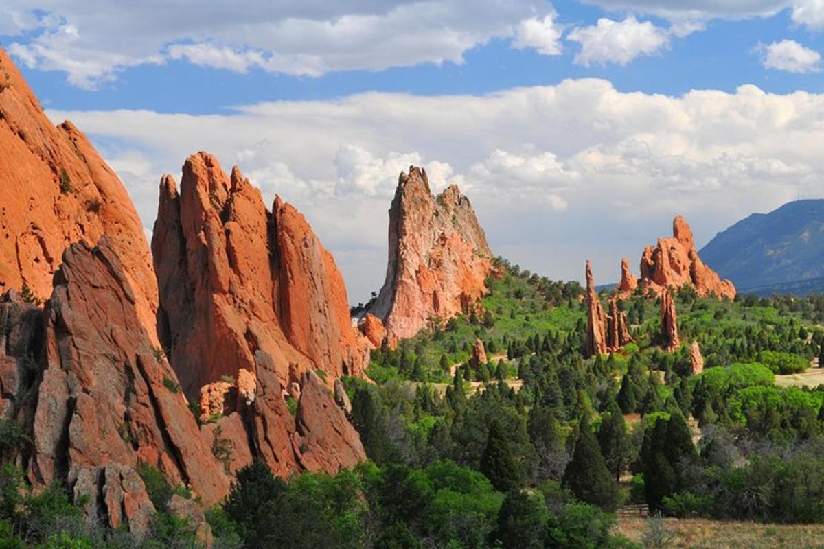 una vista di un canyon con alte rocce rosse