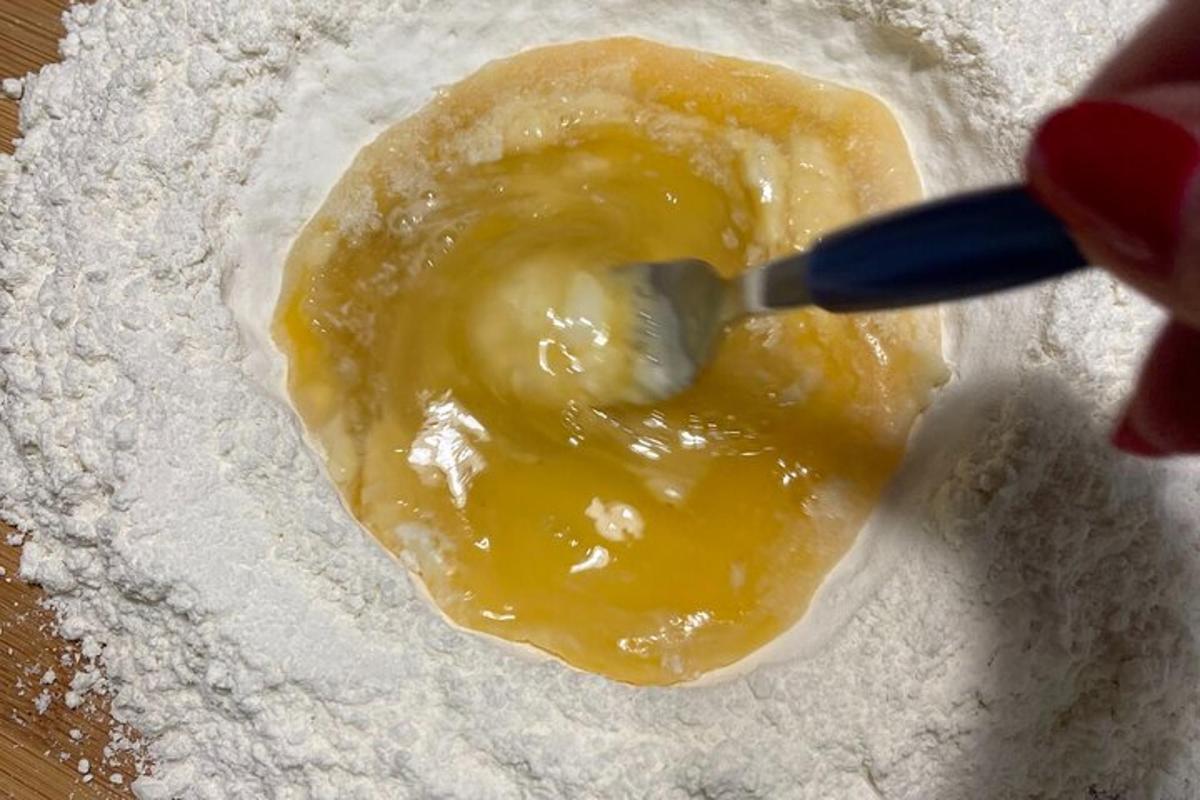 uma pessoa está misturando um pedaço de massa com uma espátula