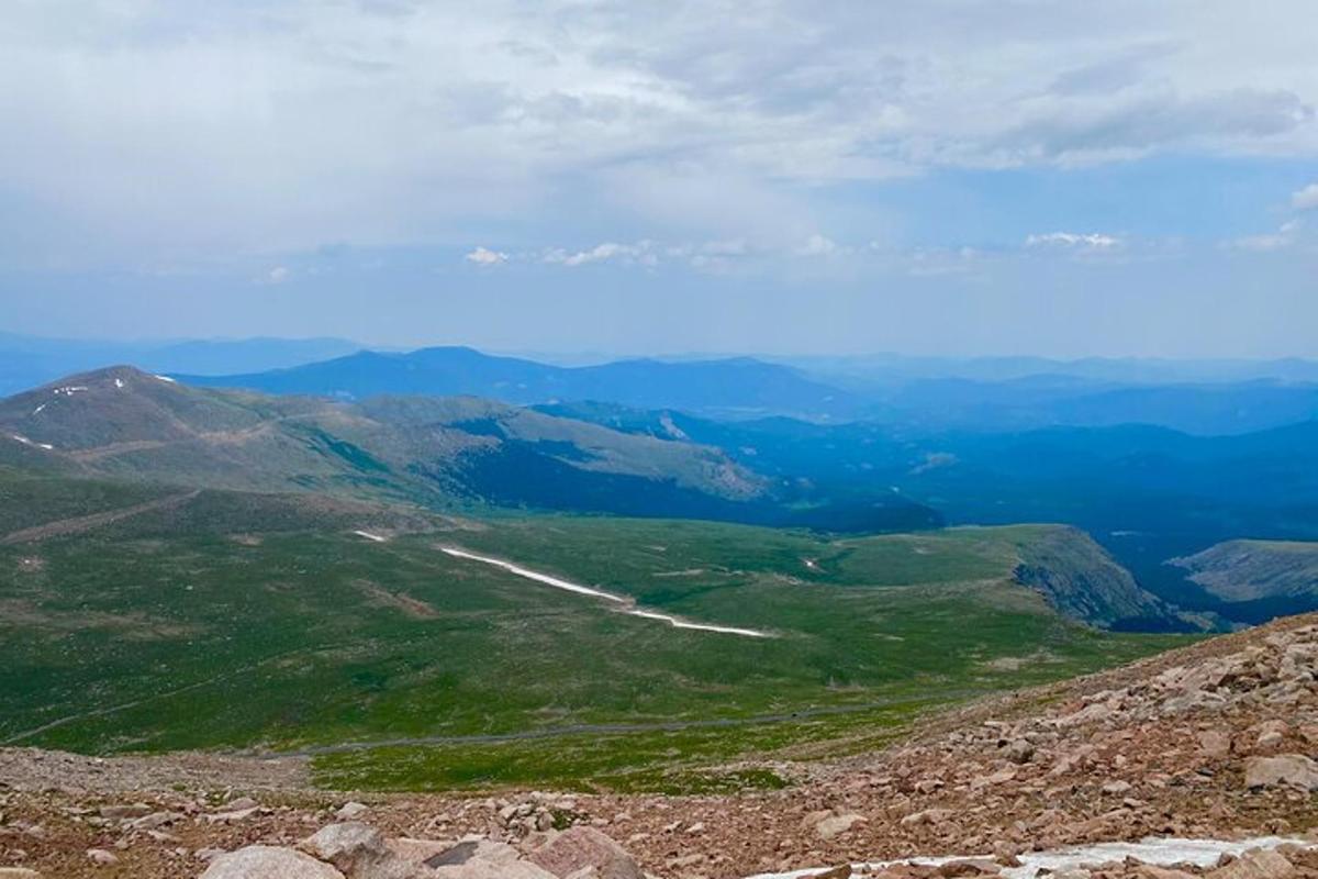 una vista dalla cima di una montagna