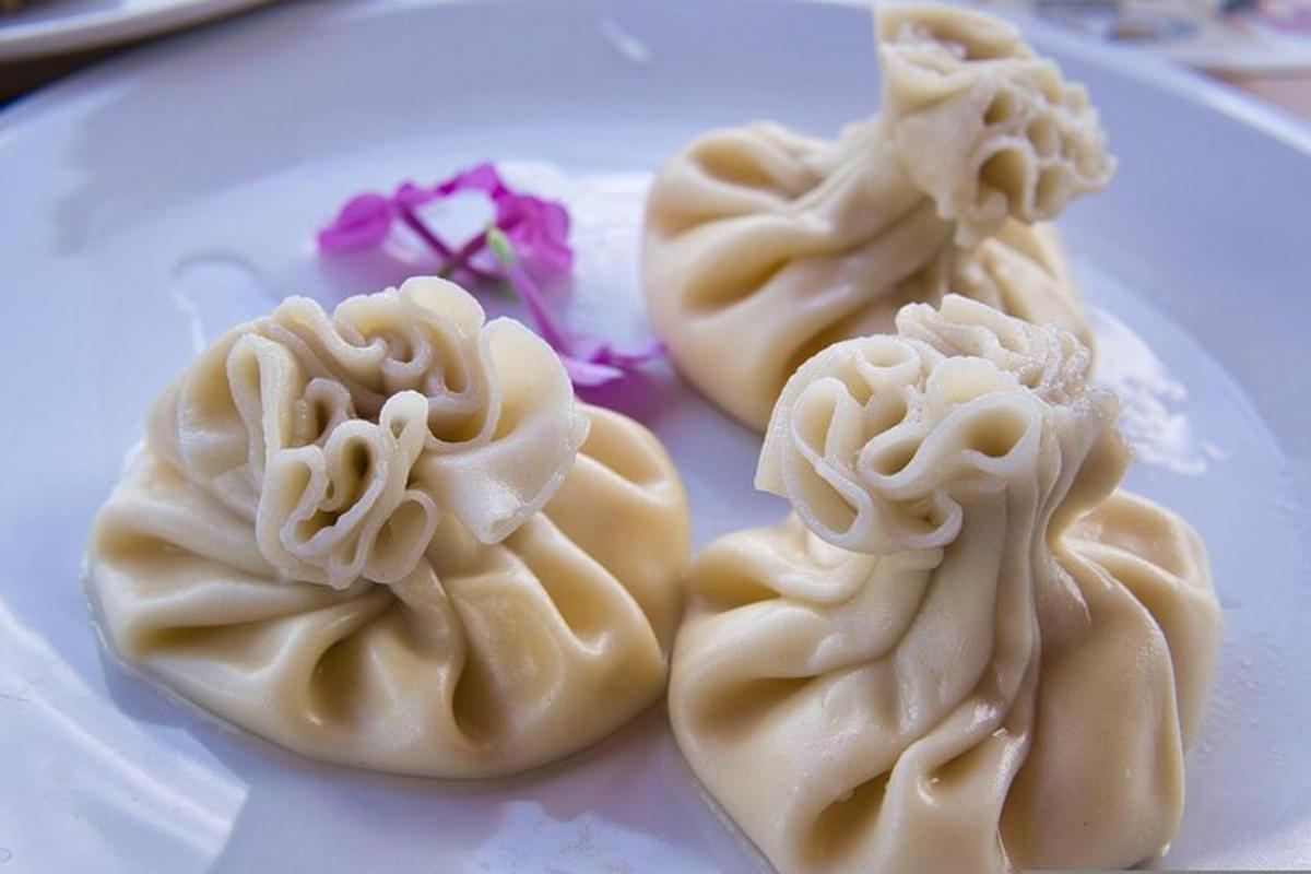 þrjár smákökur með dumplings á hvítum diski með blómum