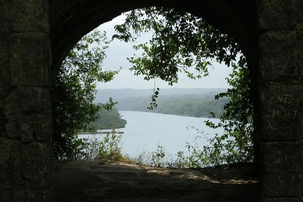 útsýni yfir vatn í gegnum steinboga