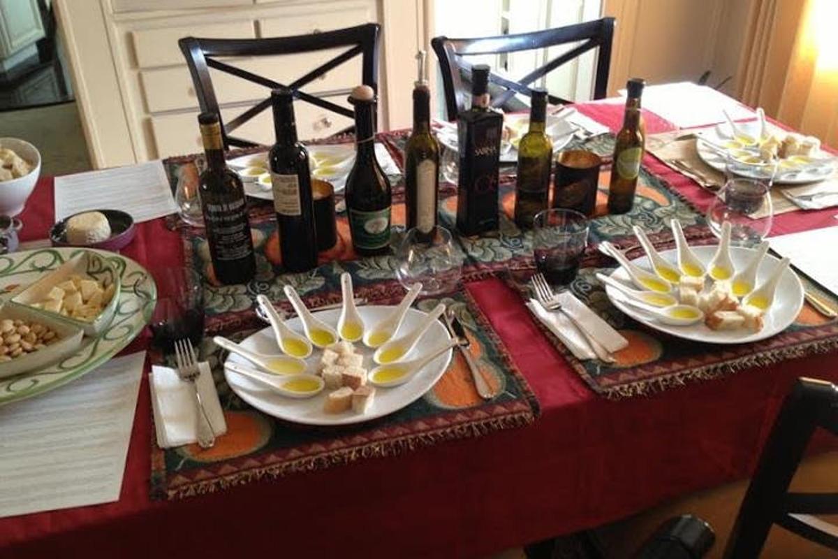 uma mesa com garrafas de vinho e pratos de comida