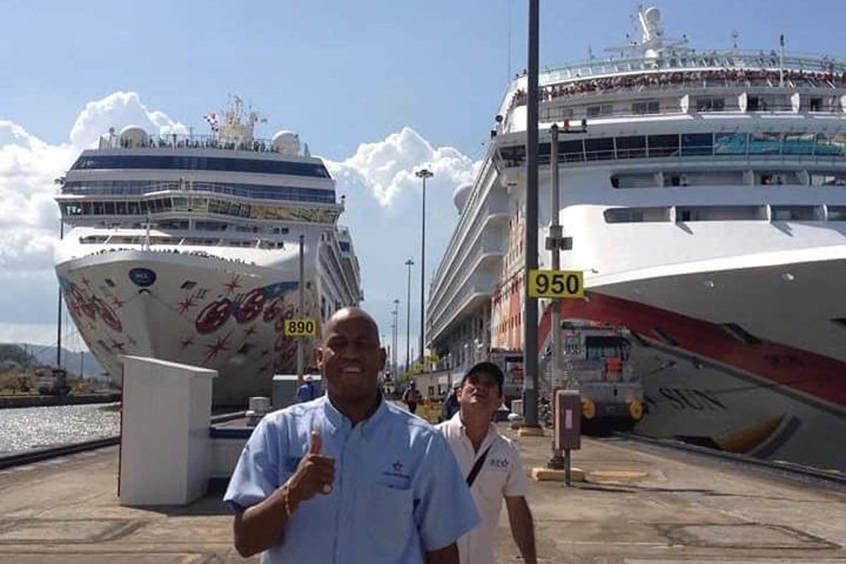 to menn som står foran to cruiseskip