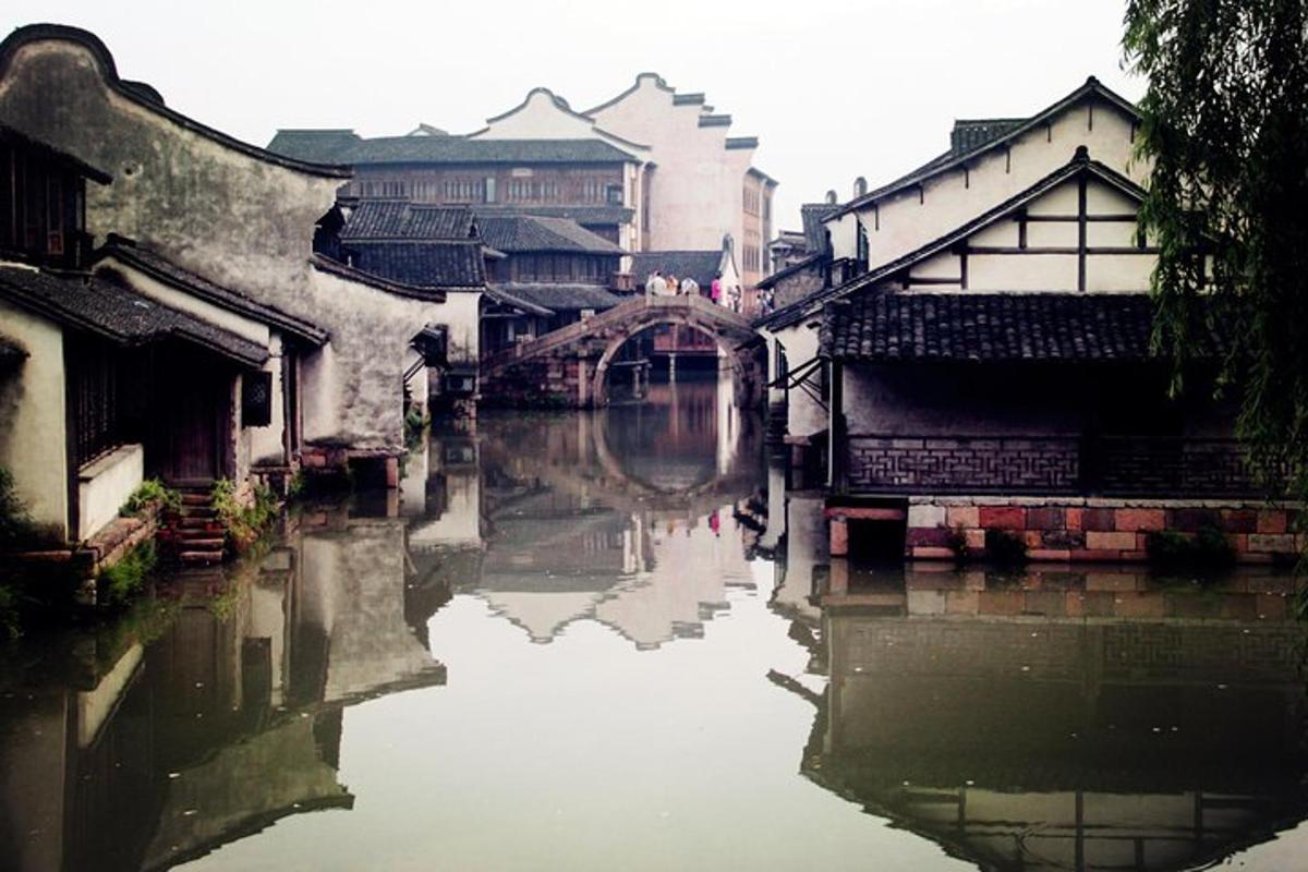 城市中的一条河流，有建筑物和桥梁
