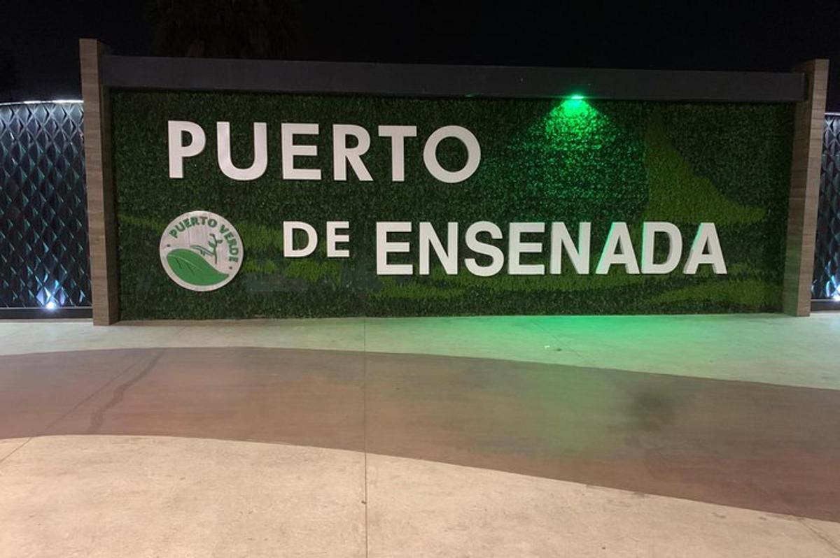 a sign with the words puerto de enemanca