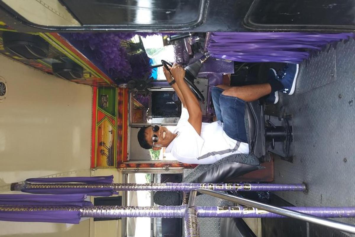 en kvinne sitter på en buss