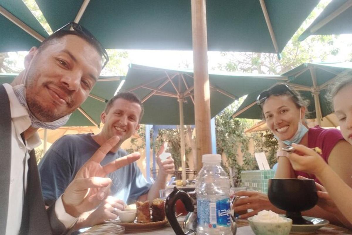 un grup de oameni așezați la o masă