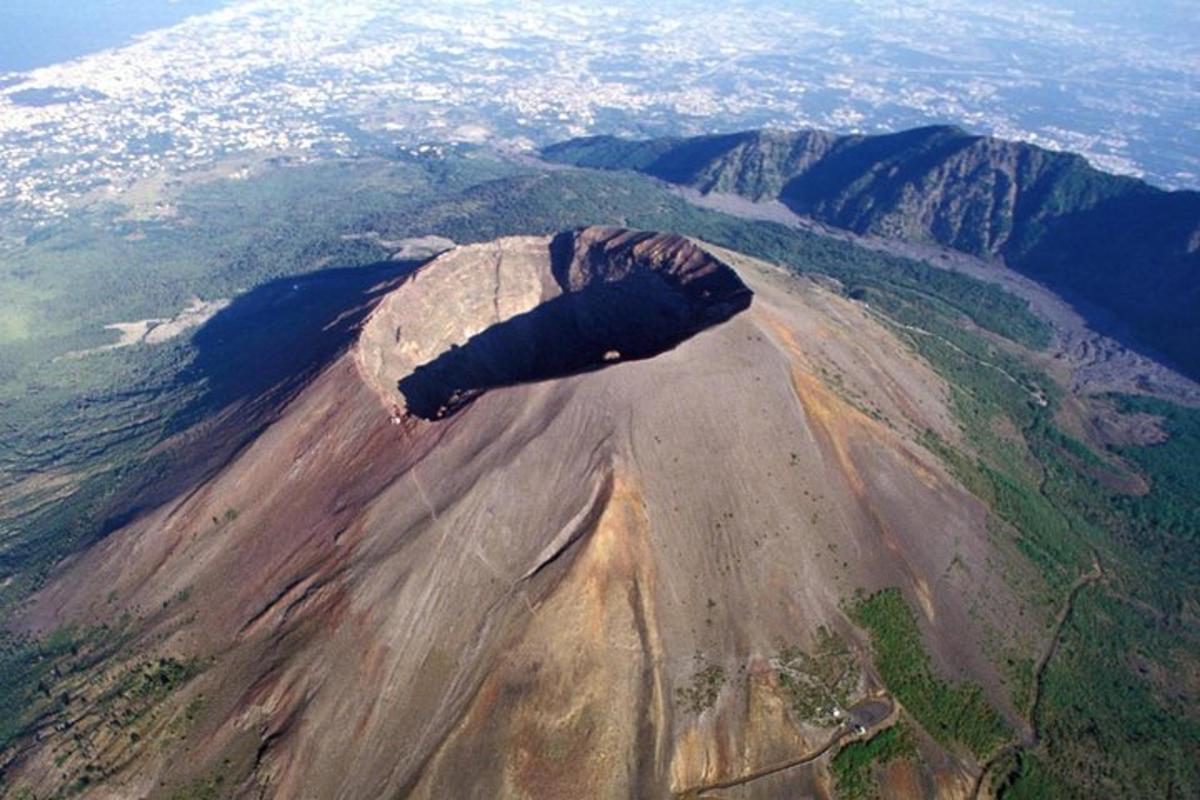 una vista aerea di una montagna nel cielo