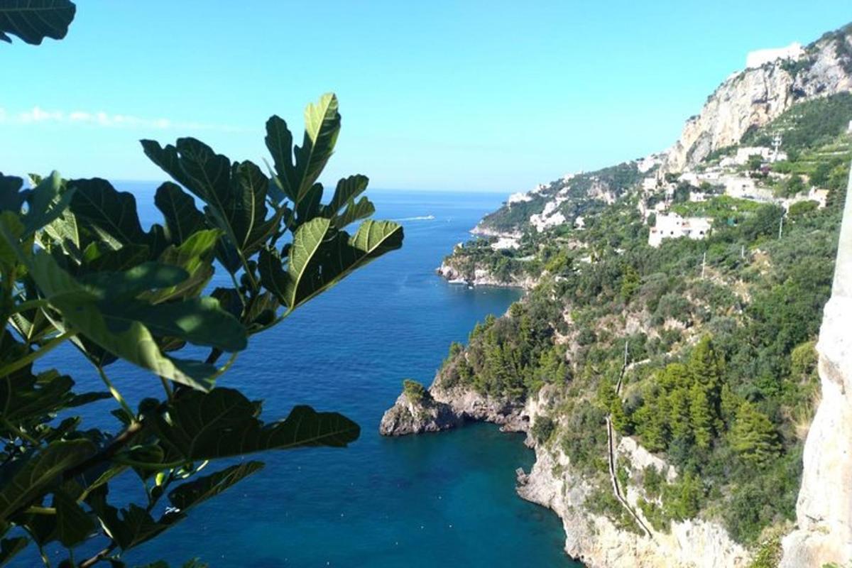 một góc nhìn của bờ biển Amalfi từ một vách đá