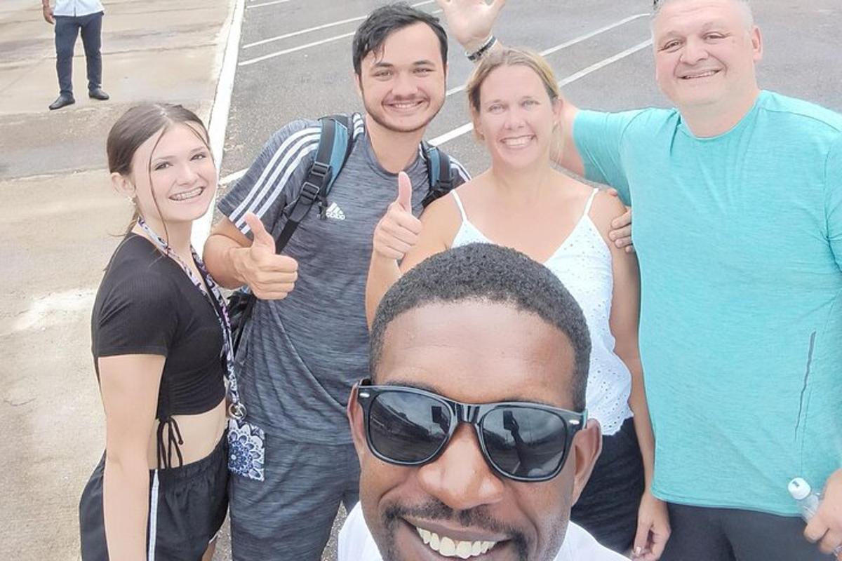 um grupo de pessoas posando para uma foto
