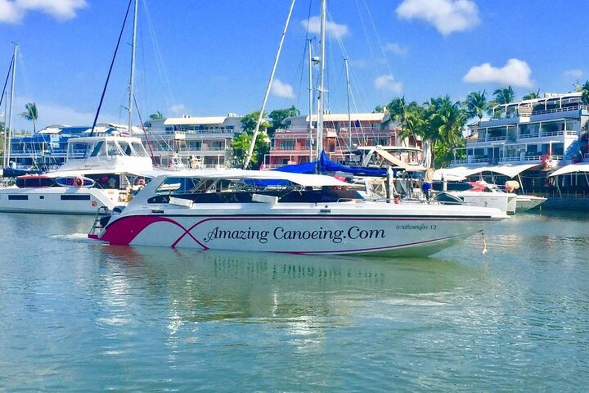 um barco parado na água em uma marina