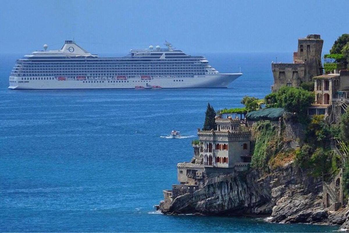 una nave da crociera nell'oceano accanto a un castello