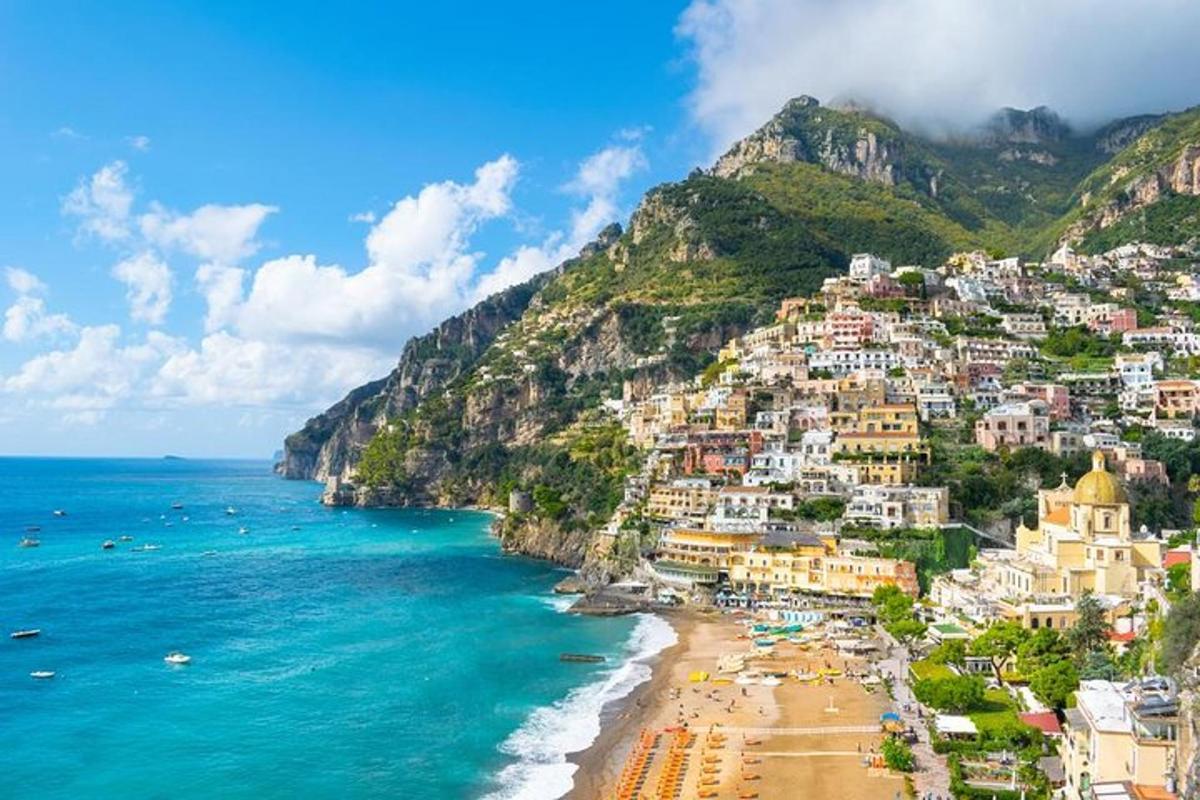 una vista de Positano a la costa amalfitana