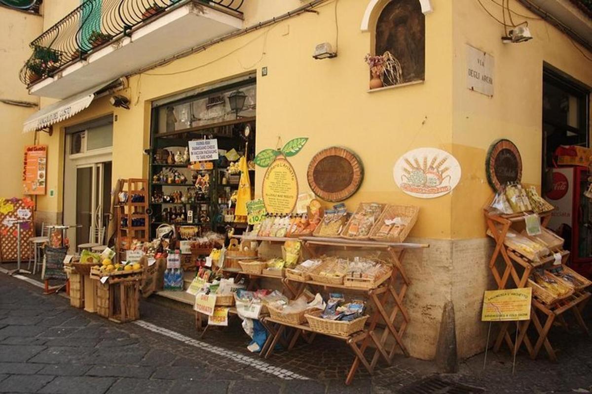 parduotuvės fasadas su krūva maisto produktų