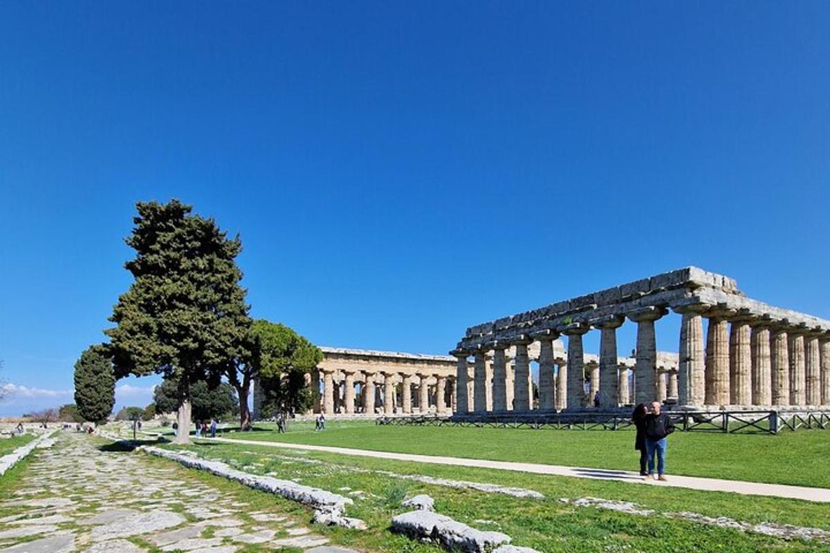 una persona che cammina davanti a un grande edificio