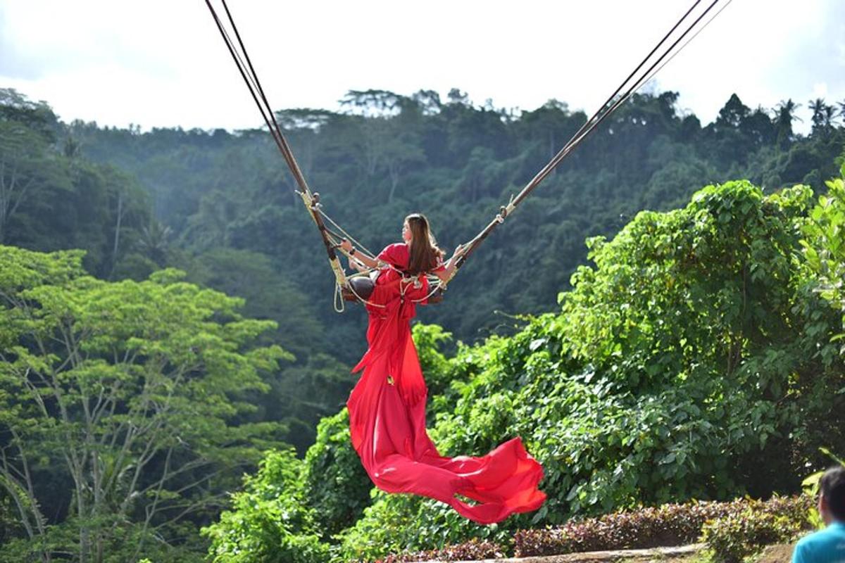 seorang wanita berbaju merah berhayun pada zip line