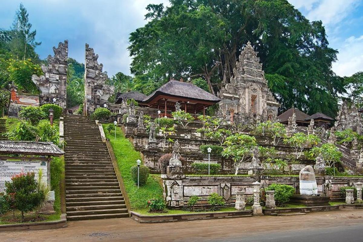 um conjunto de escadas que conduzem a um templo
