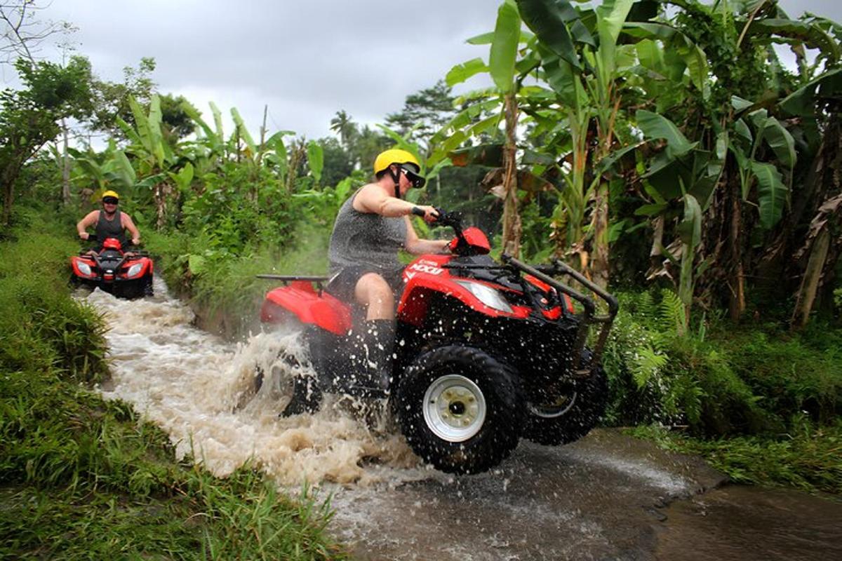 dalawang tao na nakasakay sa mga atv sa tubig