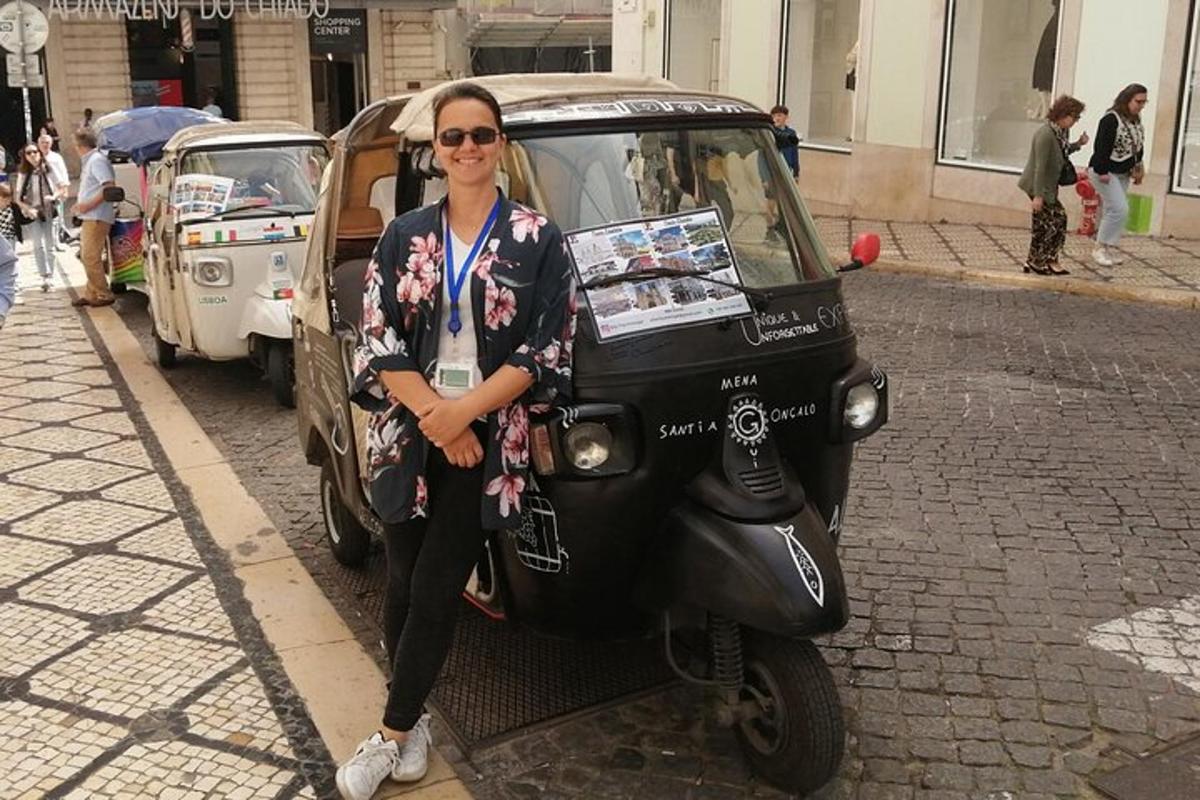 ženska sedi na majhnem motornem skuterju