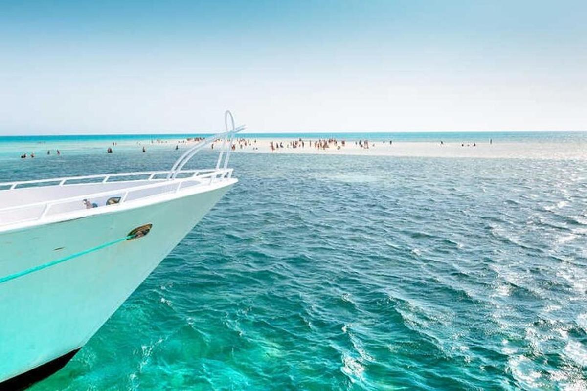 ein Boot im Wasser mit einem Strand im Hintergrund