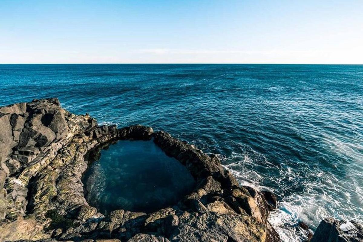 un grande buco nelle rocce vicino all'oceano