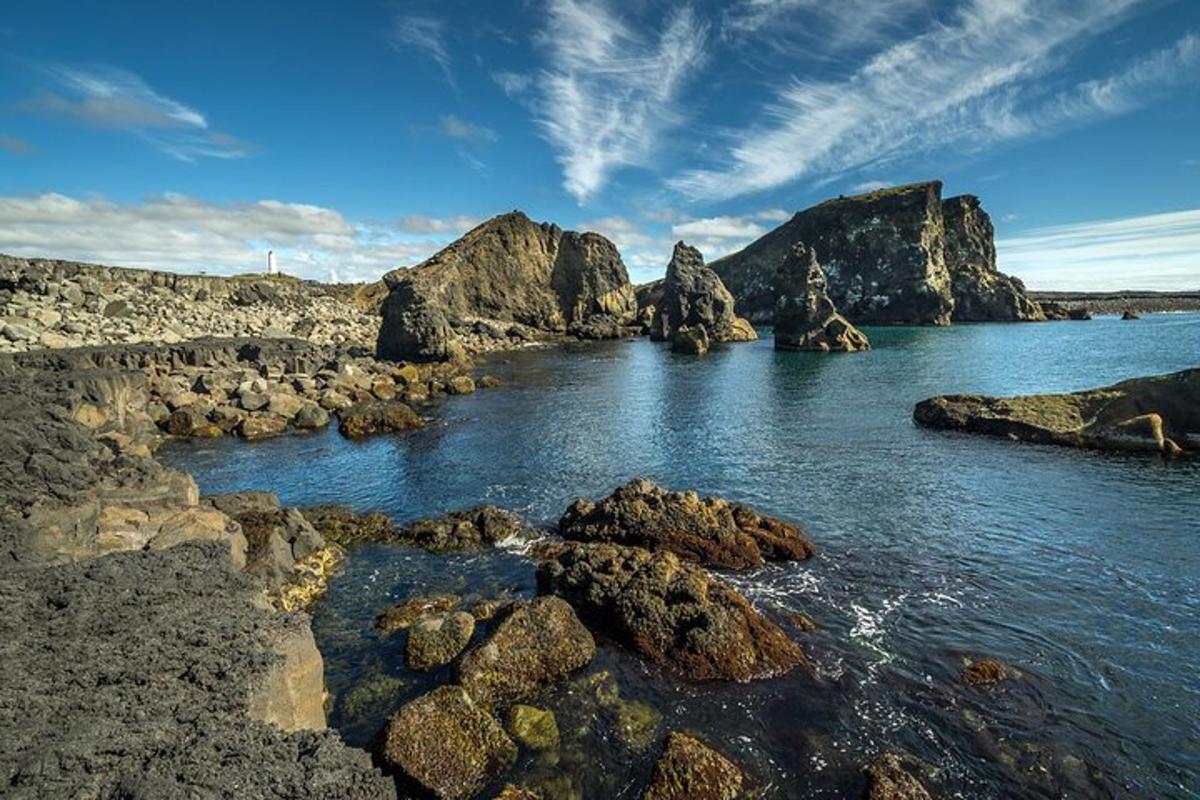 uno specchio d'acqua con rocce nell'acqua
