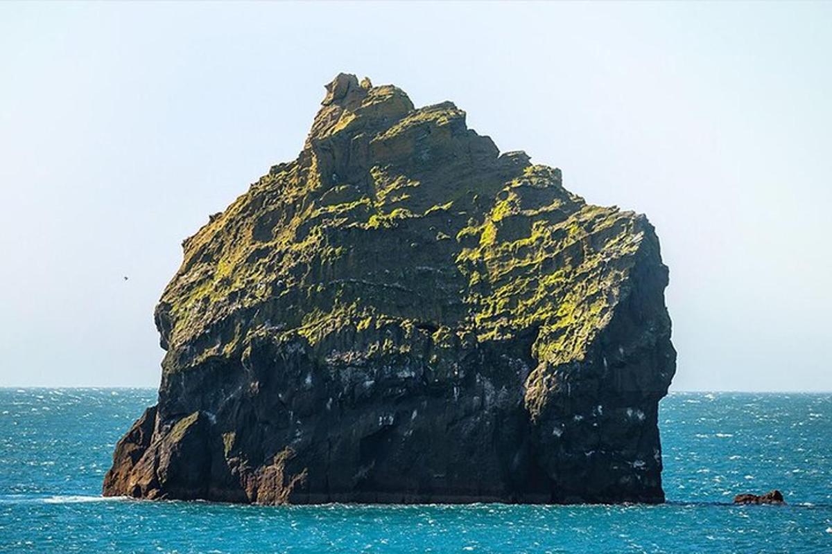 uma grande rocha no oceano com