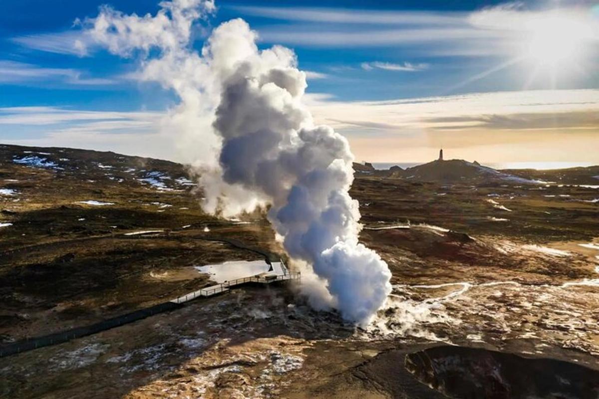 una vista geosferica di un'esplosione di vapore in un campo