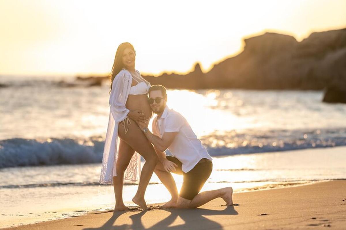 um homem e uma mulher em pé na praia