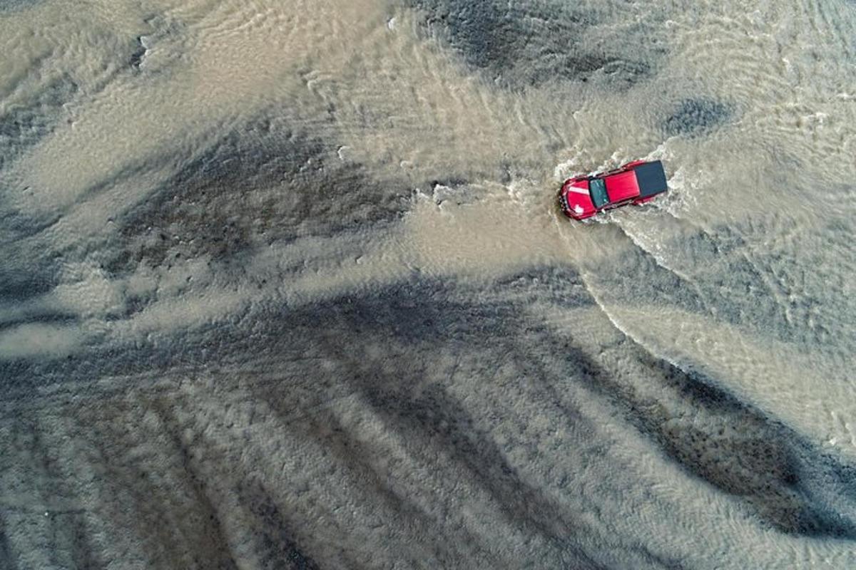 una vista aerea di un camion rosso nella sabbia