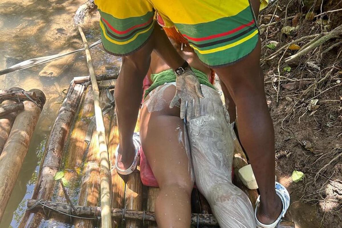 seseorang yang berdiri di atas rakit dengan seekor ikan