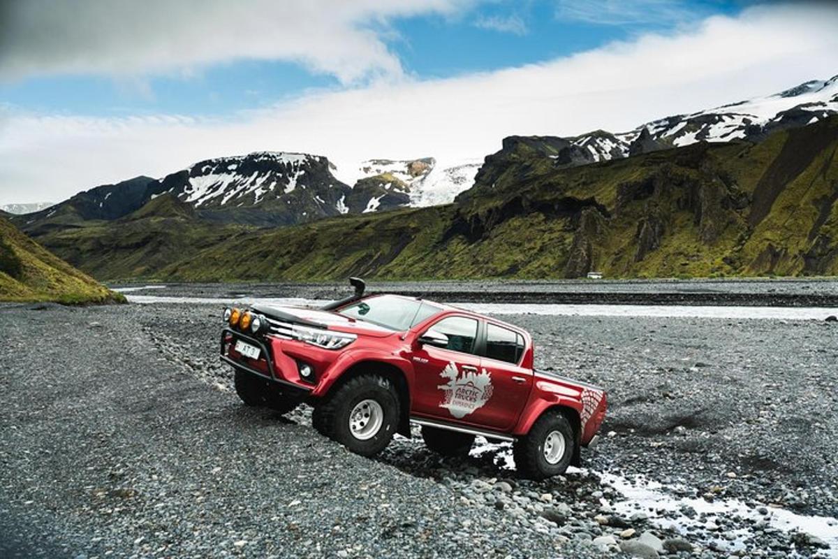 un camion rosso parcheggiato sul fianco di una montagna