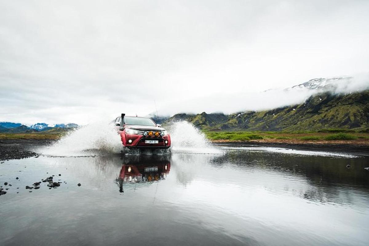 un'auto che attraversa un fiume in acqua