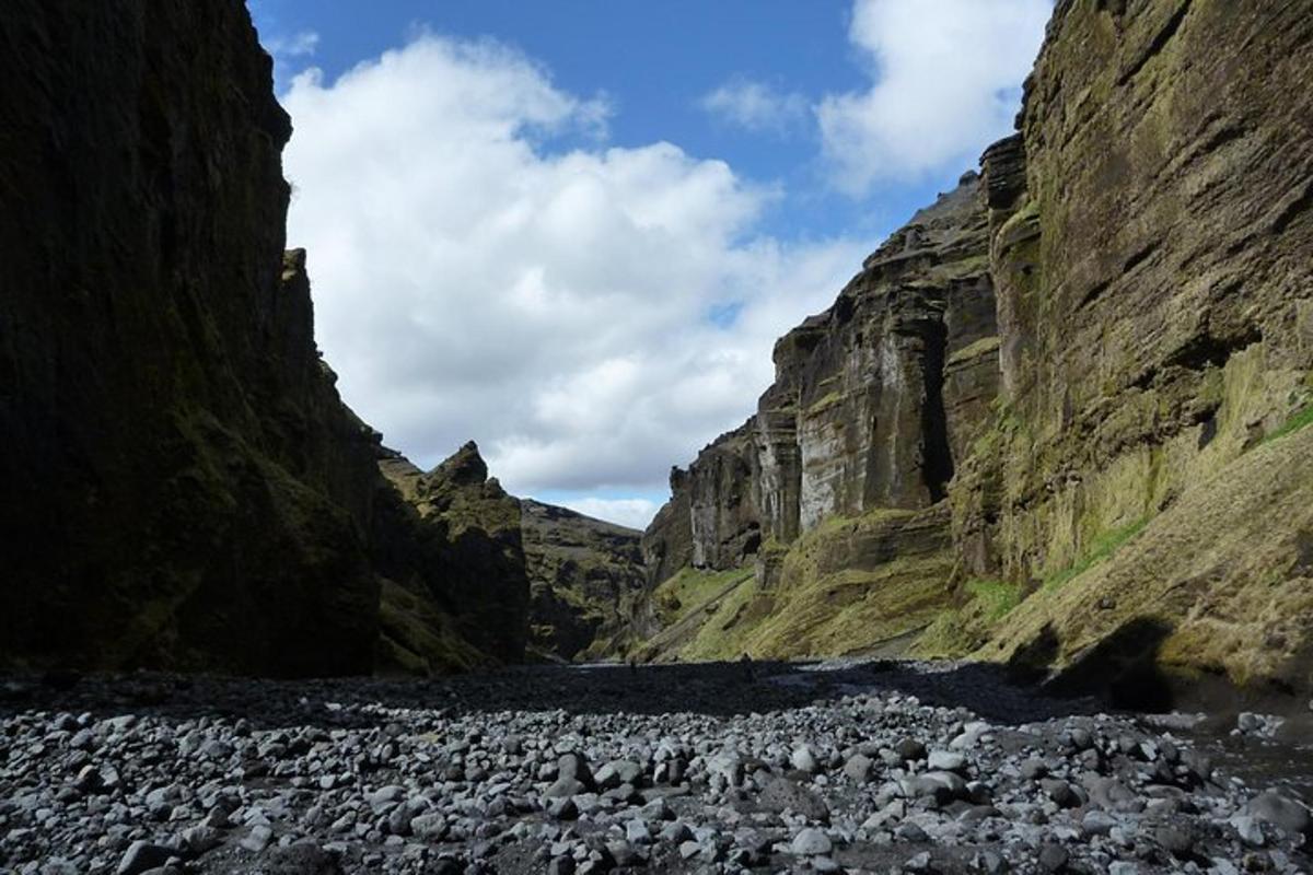 Un río en un cañón con rocas en una montaña.