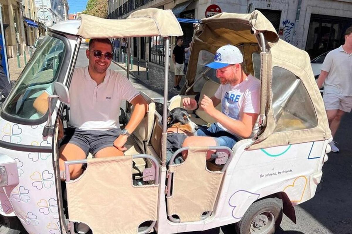 dva muži sedící v malém golfovém vozíku