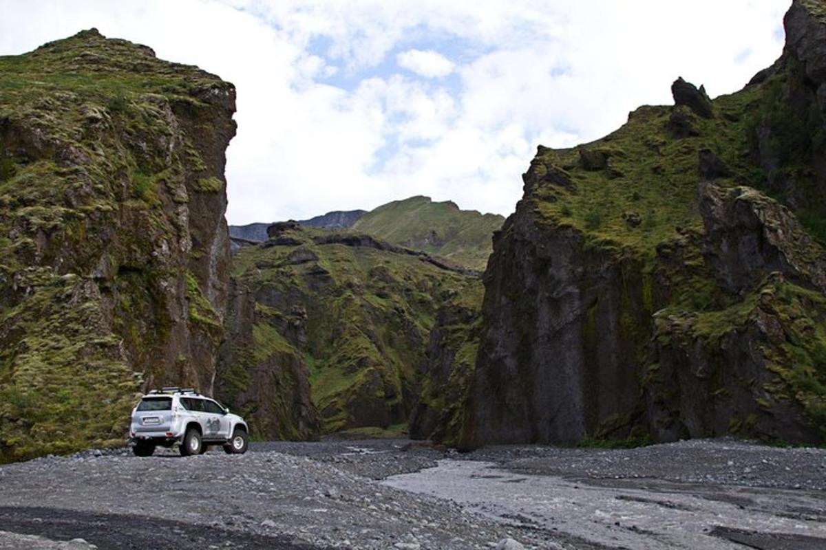 un camion bianco che guida su una strada di montagna rocciosa