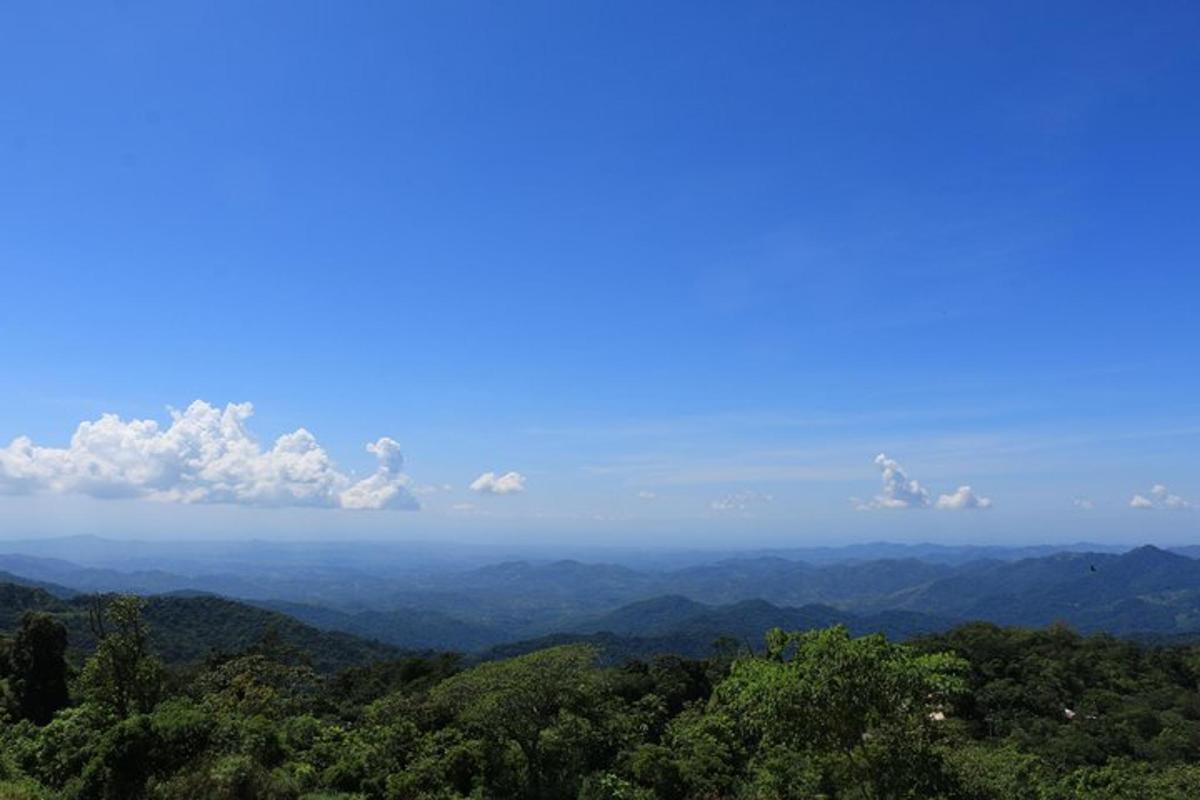 pemandangan gunung dengan langit biru dan awan