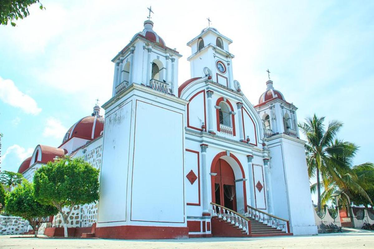 sebuah gereja putih yang besar dengan kubah merah