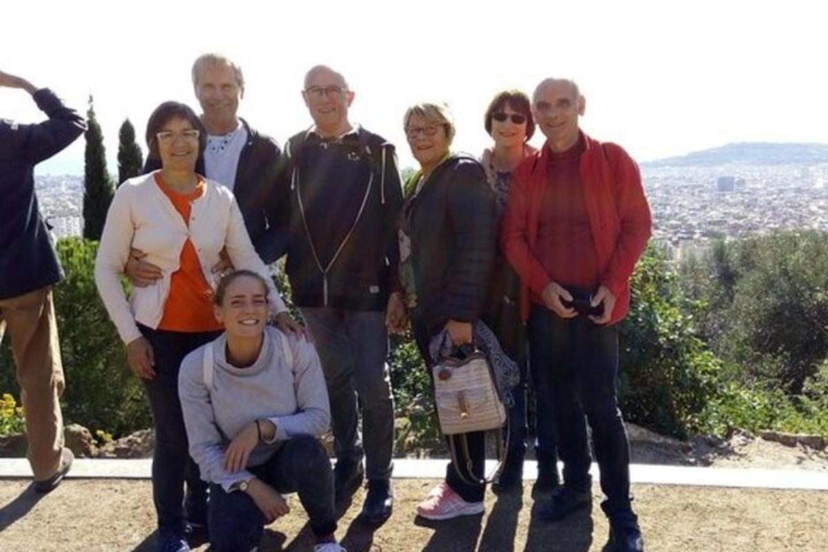 un grup de persones posant per a una foto en un turó