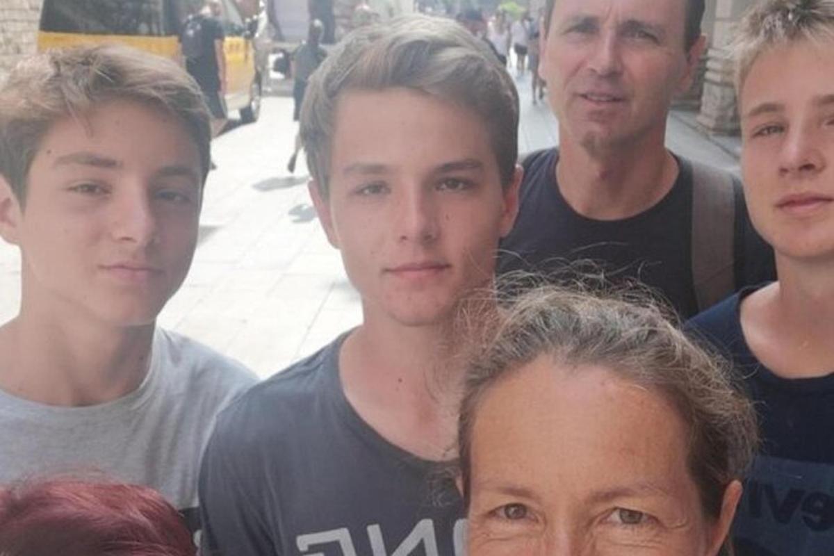 un grup de joves posant per a una foto