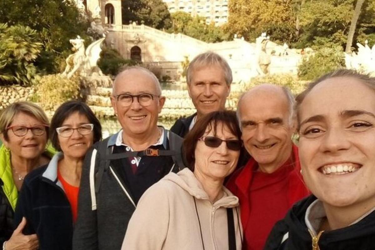 un grup de persones posant per a una foto davant d'una font