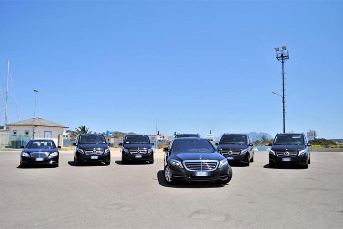 un gruppo di auto parcheggiate in un parcheggio