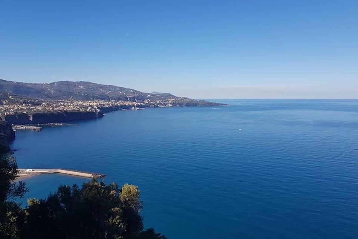 una vista aerea di un grande specchio d'acqua