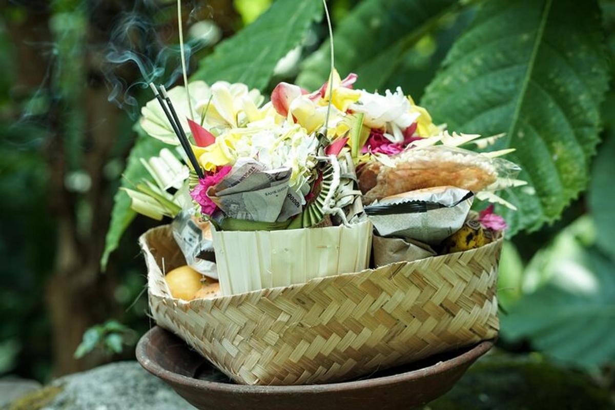 un ramo de flores en una cesta