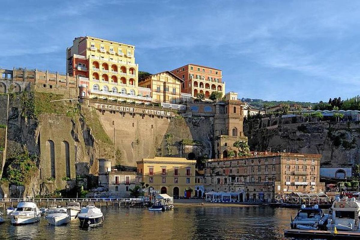 un gruppo di barche è attraccato in un porto